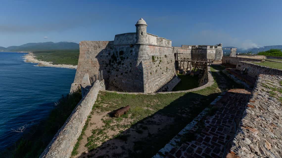 Hermosa vista de la Bahia de Santiago de Cuba desde las murallas del Morro