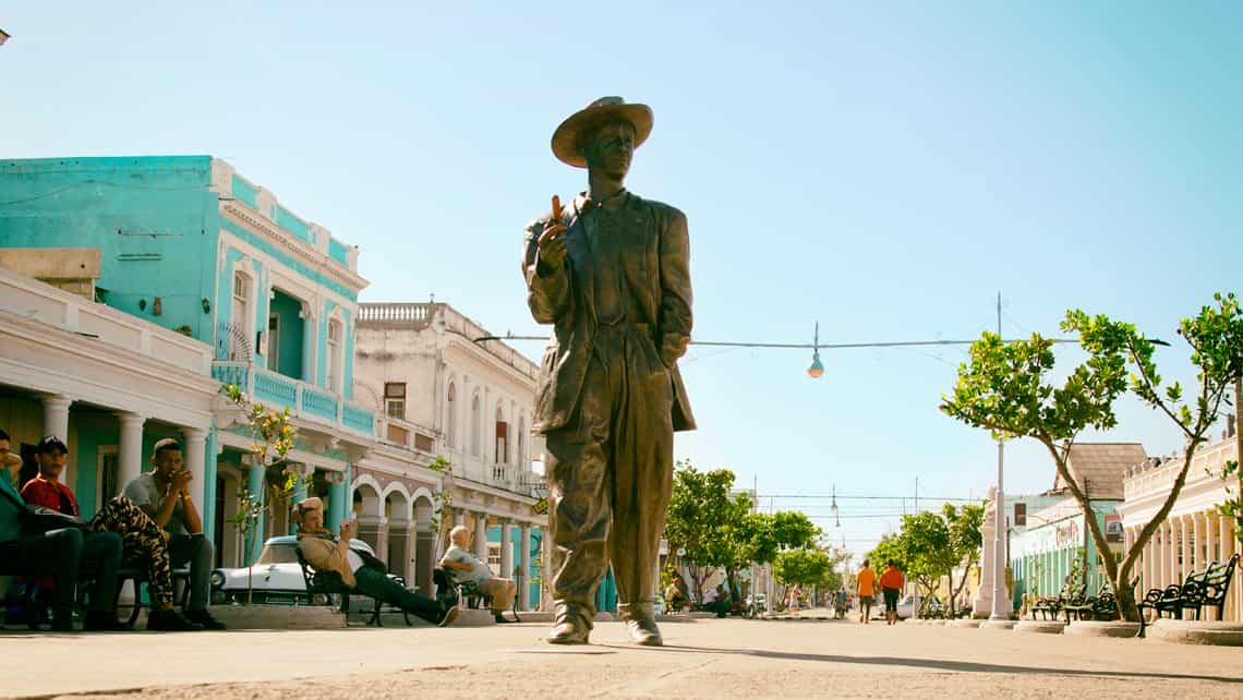 Estatua de Benny More en el prado de Cienfuegos