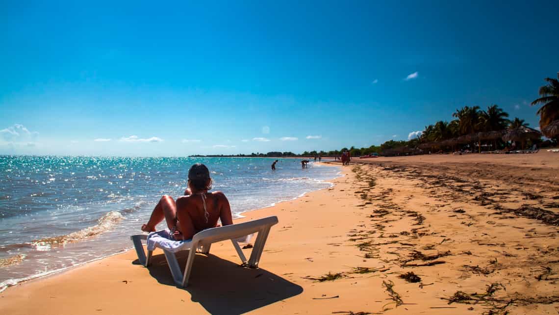 Turista disfruta la tarde en la Playa Boca Ciega cerca de La Habana