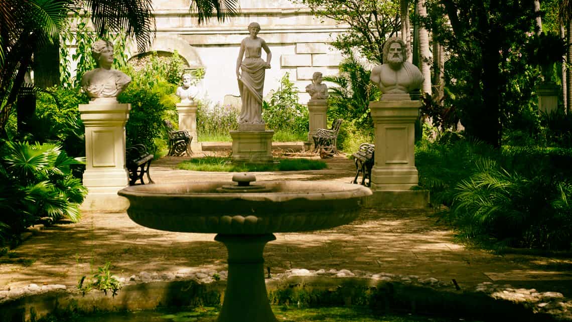 Jardin con fuentes y esculturas de marmol en La Quinta de los Molinos