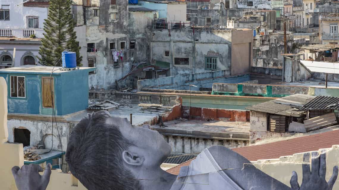 Un Nino gigante observa su barrio en La Habana, obra del creador frances JR