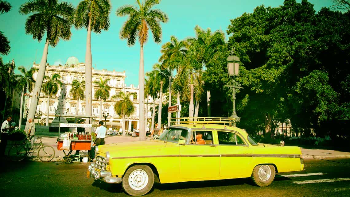 Coche antiguo circula por la Habana Vieja