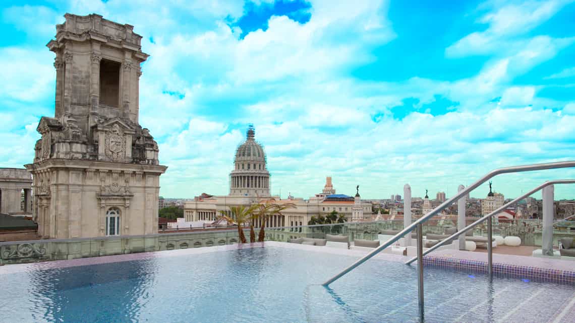 Hermosas vistas de edificios coloniales de La Habana desde la piscina del Hotel Manzana Kempinski 