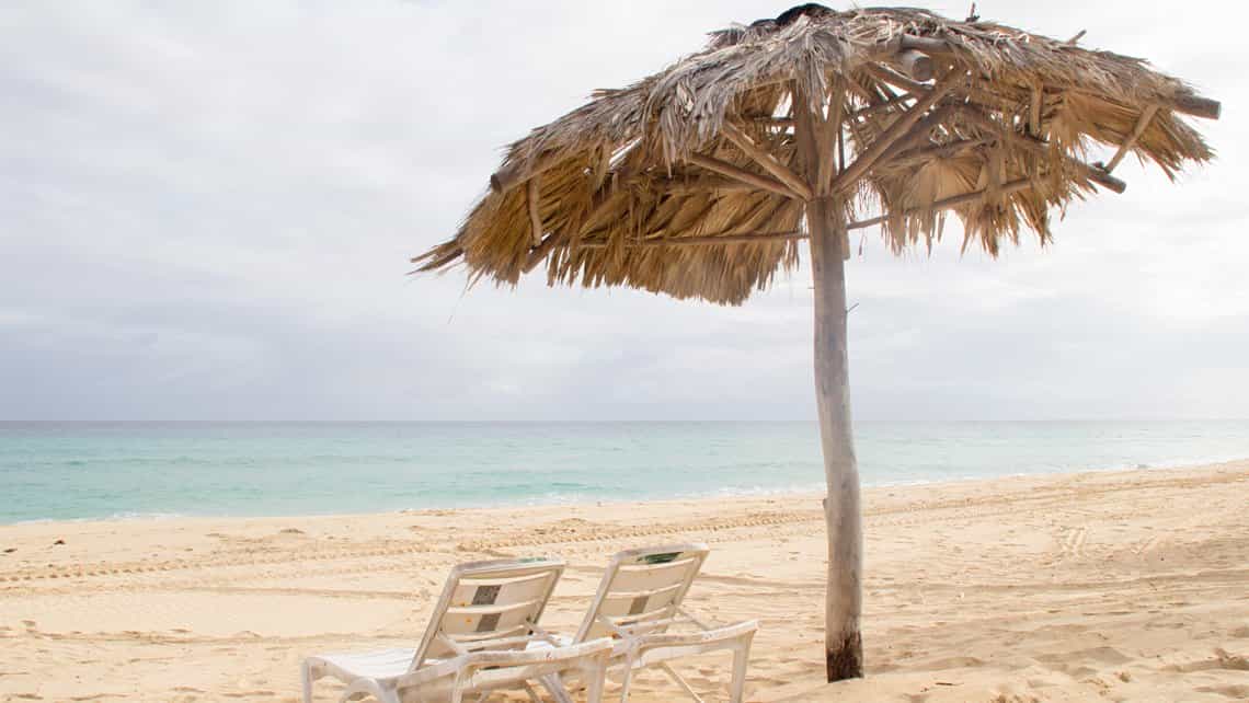 Sombrilla de Playa y sillas para relajar en las Playas del Este de la Habana