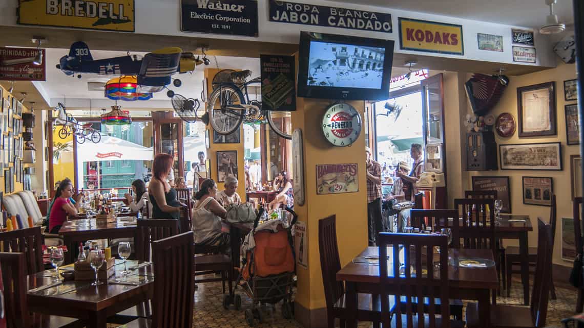 Interior del bar restaurante La Vitrola