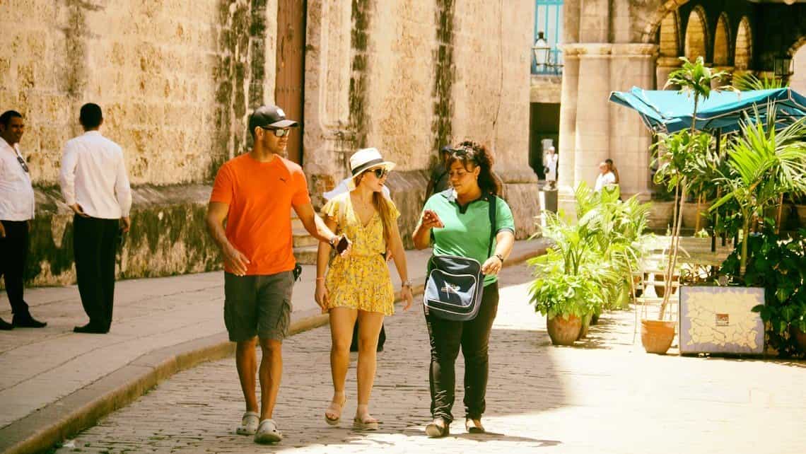Turistas caminan desde muy temprano las calles de La Habana Vieja