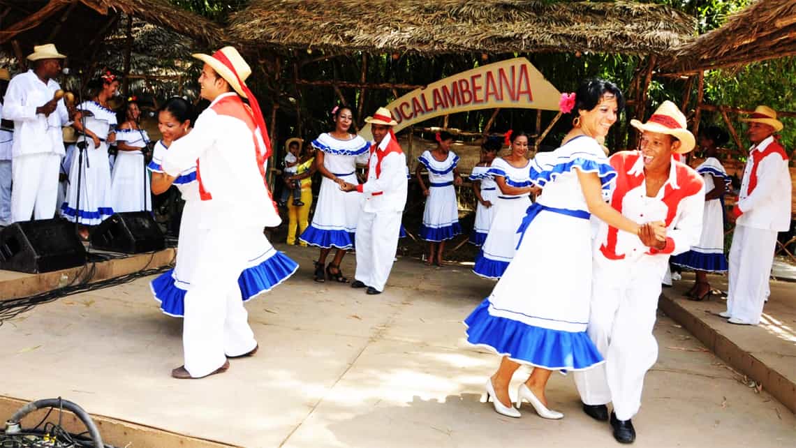 Parejas de bailadores vestidos con trajes tipicos cubanos durante la jornada cucalambeana