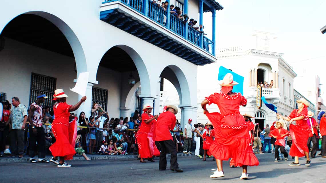 Parejas de bailadores en las calles de Santiago de Cuba