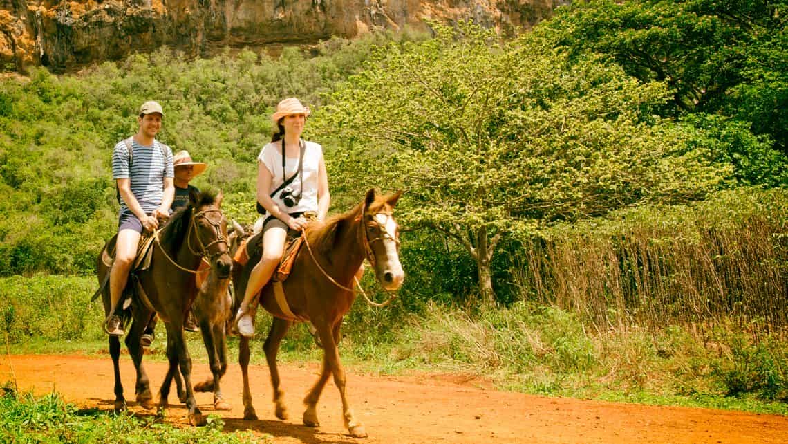 Turistas disfrutando en los campos de Cuba