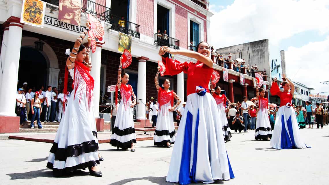 Espectaculos callejeros durante las celebraciones de las Romerias de Mayo