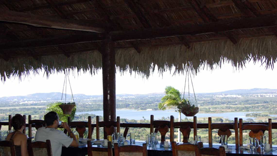 Una pareja toma cervezas y disfruta de las preciosa vistas desde el Mirador de Mayabe