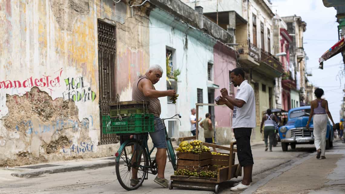 Vendedor ambulante recorre calles de la Habana