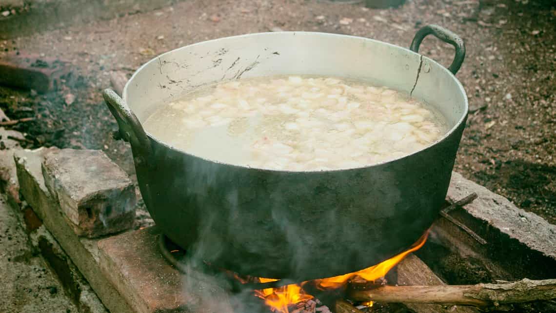 Una caldosa en el proceso de coccion en un campo cubano