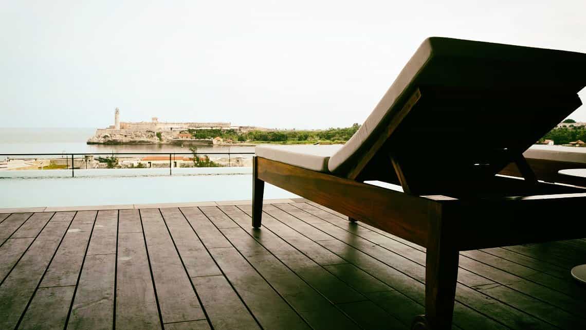 Vista a la bahia de La Habana desde la piscina del Hotel Iberostar Grand Packard