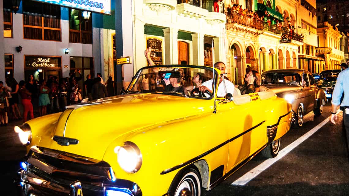 Publico y celebridades en el marco del desfile de Chanel en La Habana