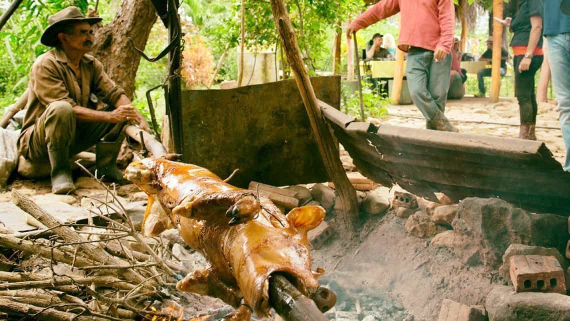 Campesino asando un cerdo al estilo tradicional