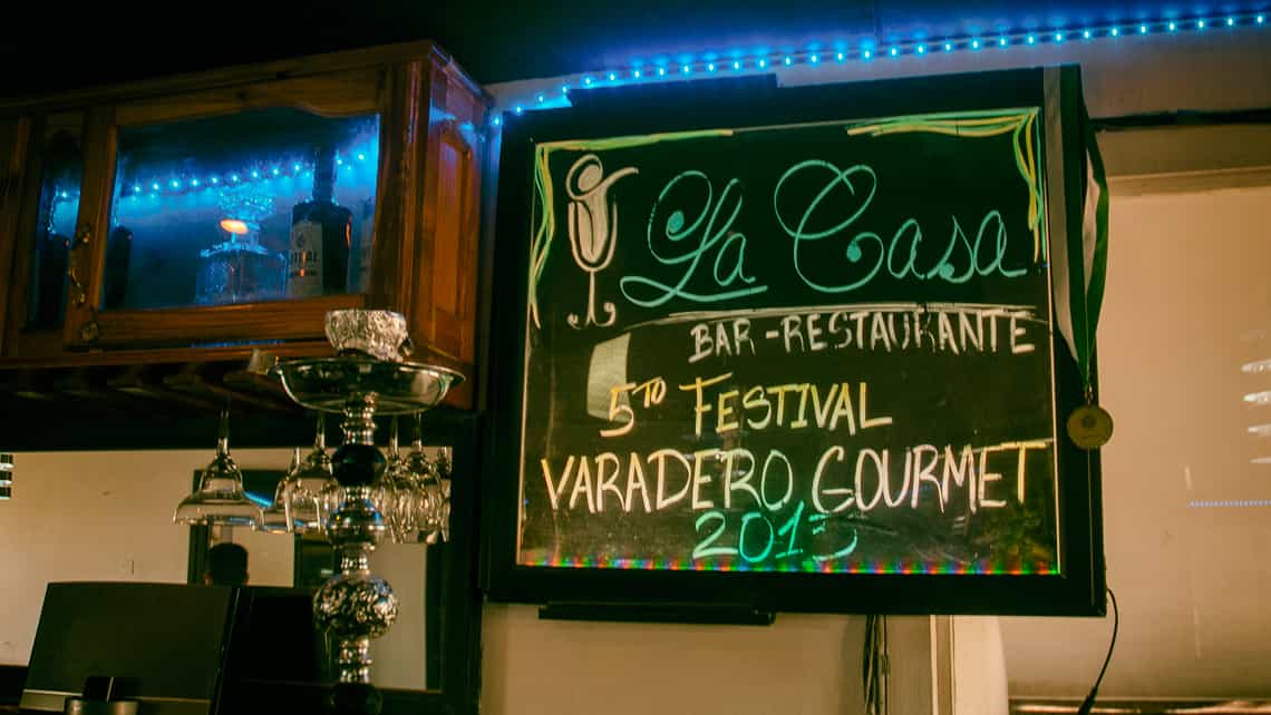 Cartel de Gastronomia en La Habana, hace alusion al evento culinario Varadero Gourmet
