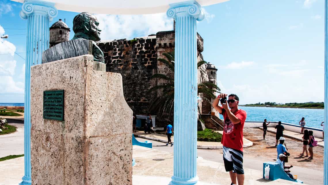 Chico toma una foto al busto del escritor norteamericano Ernest Hemingway en Cojimar