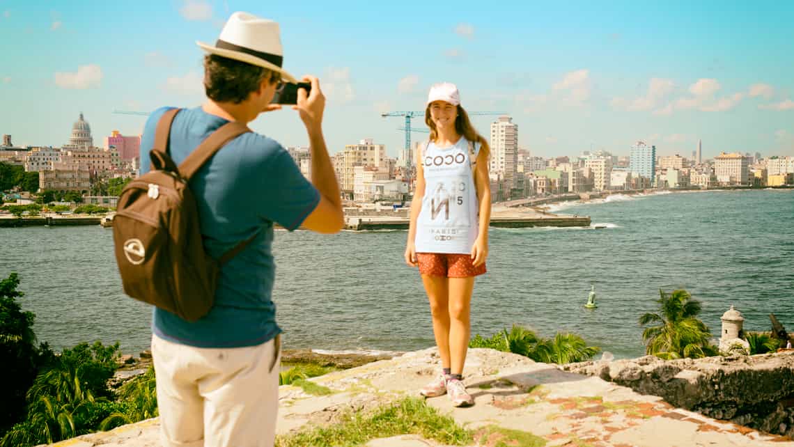 Turistas se toman fotos en la Fortaleza Los Tres Reyes del Morro