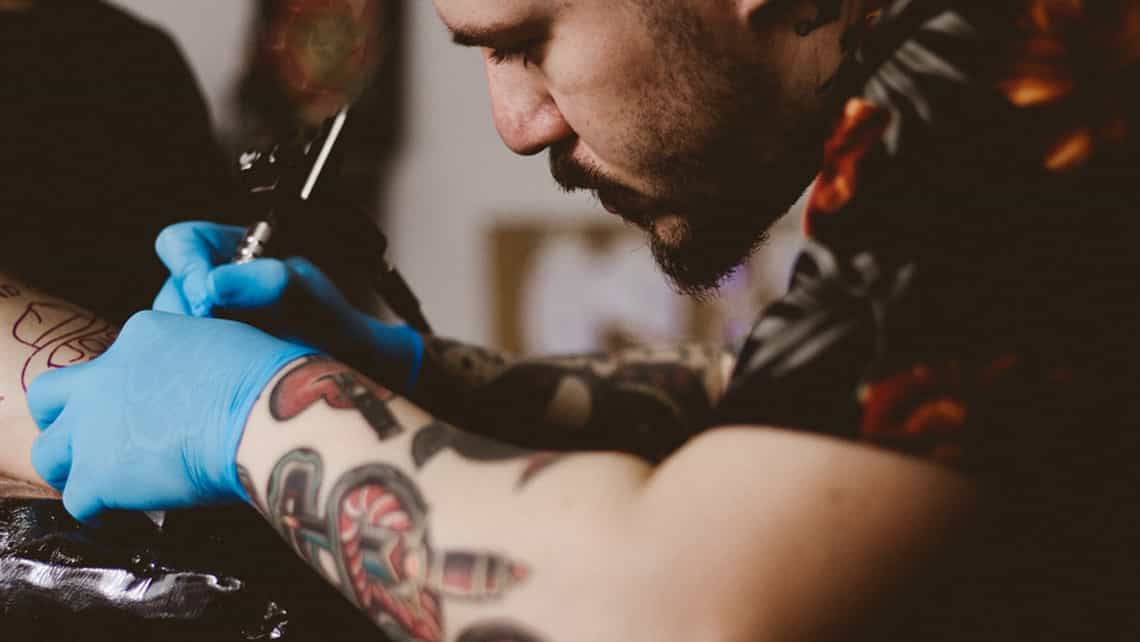 Artista haciendo tatuajes en La Habana