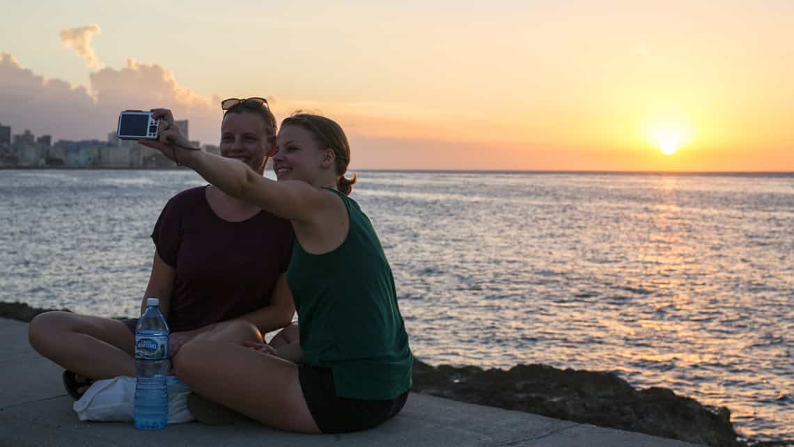 Chicas se toman un selfie para el recuerdo en el malecon de La Habana