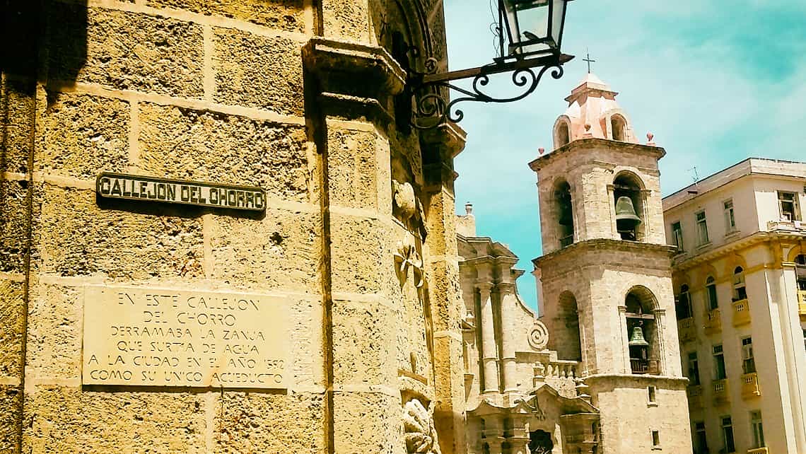 Callejon del Chorro con la vista de una de las torres de la Catedral de La Habana