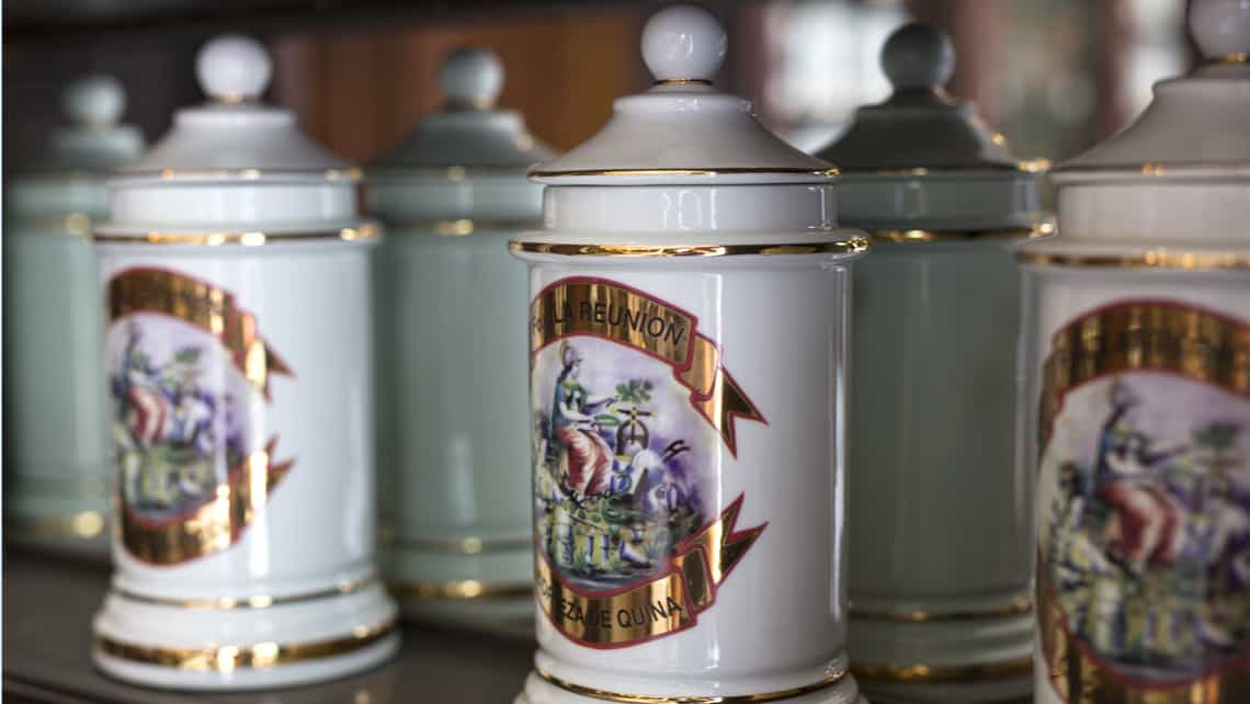 Antiguos frascos de porcelana de la Farmacia Sarra