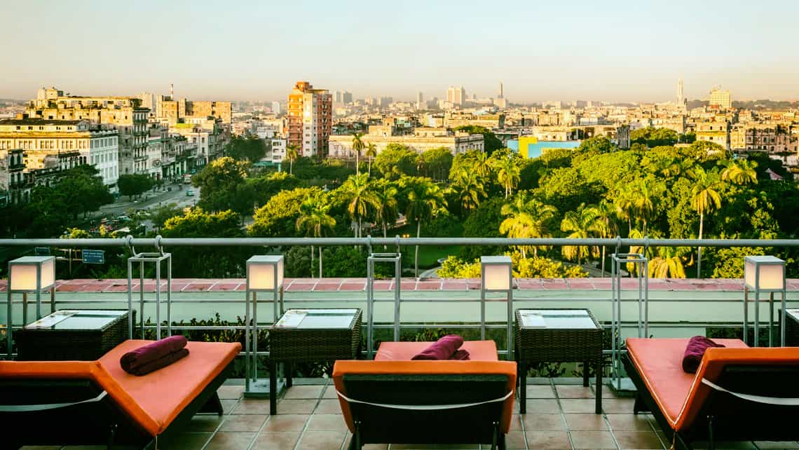 Hermosa vista de La Habana desde la piscina del Hotel Saratoga