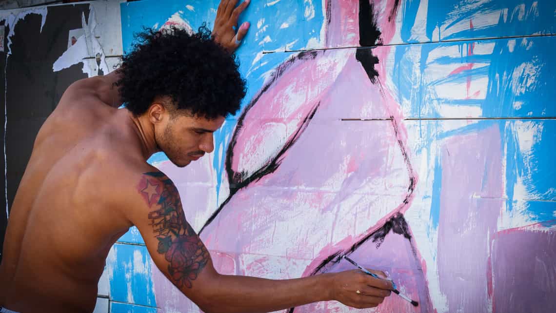 Artista elabora un graffiti usando alternativas al tradicional aerosol de pintura