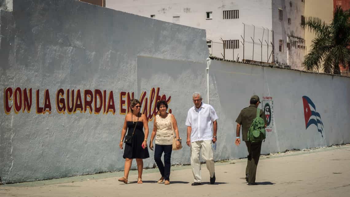 Muro con graffitis oficialistas en La Habana