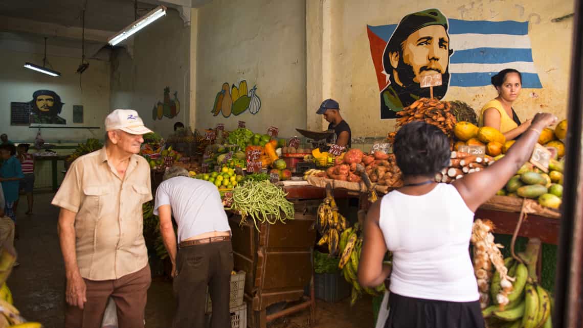 Graffiti de Fidel Castro y el Che en las paredes de un mercado agropecuario de La Habana