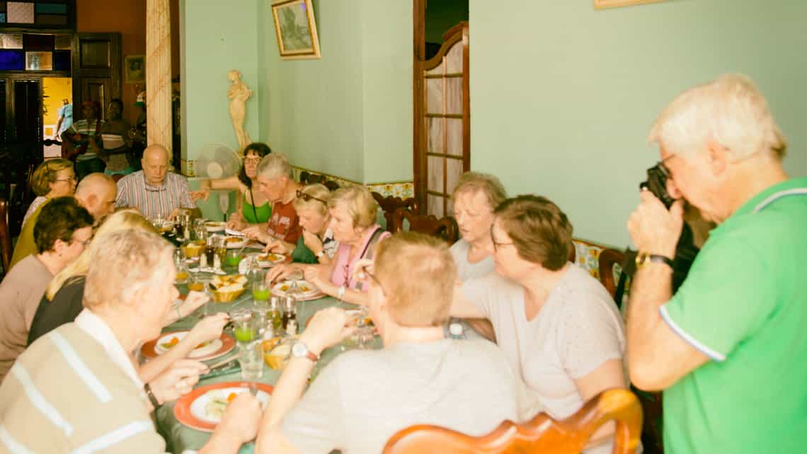Personas compartiendo cena de fin de ano al estilo cubano