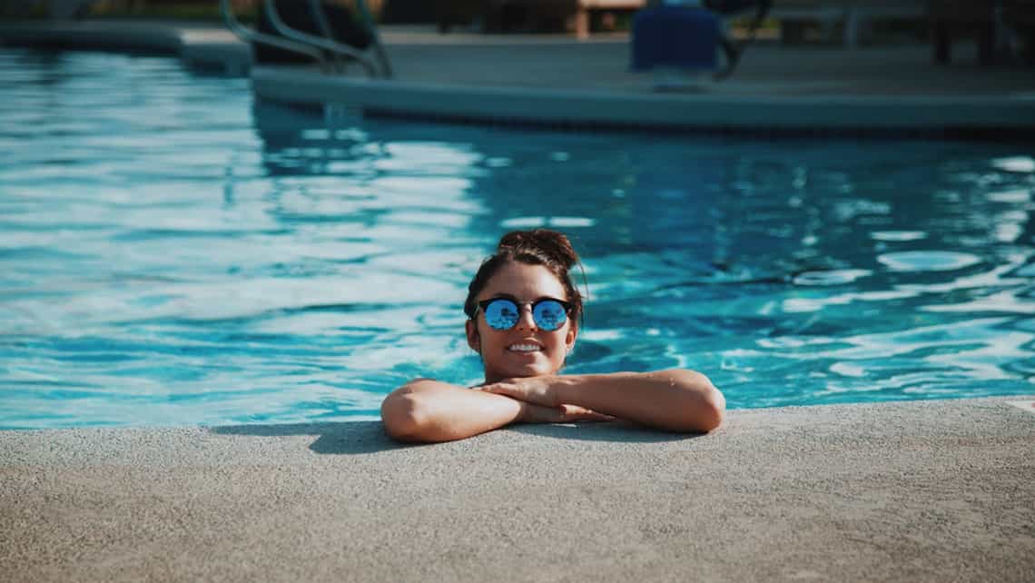 Chica disfruta una tarde de piscina en La Habana