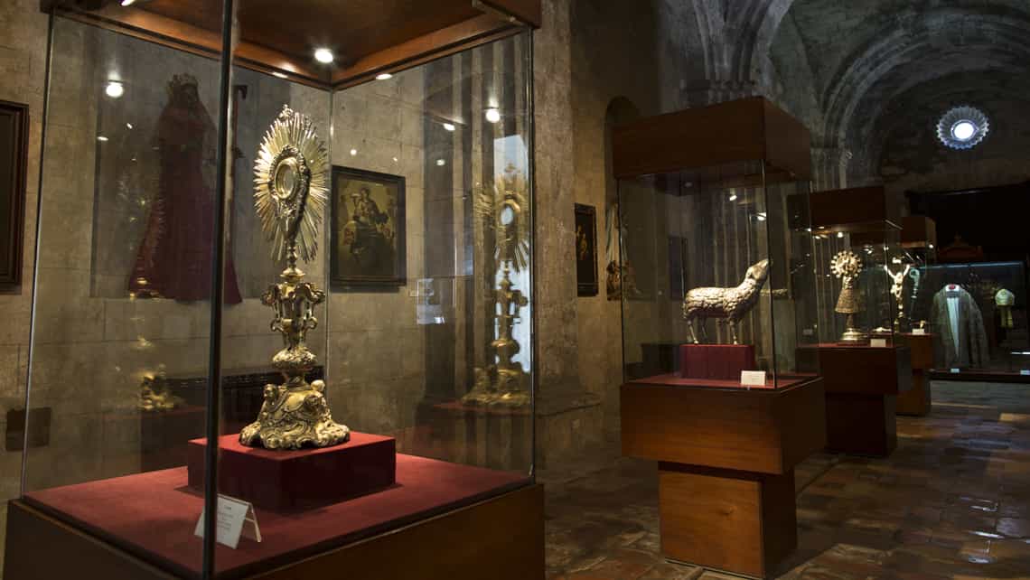 Objetos de la coleccion del museo de Arte religioso en la Basilica Menor de San Francisco de Asis