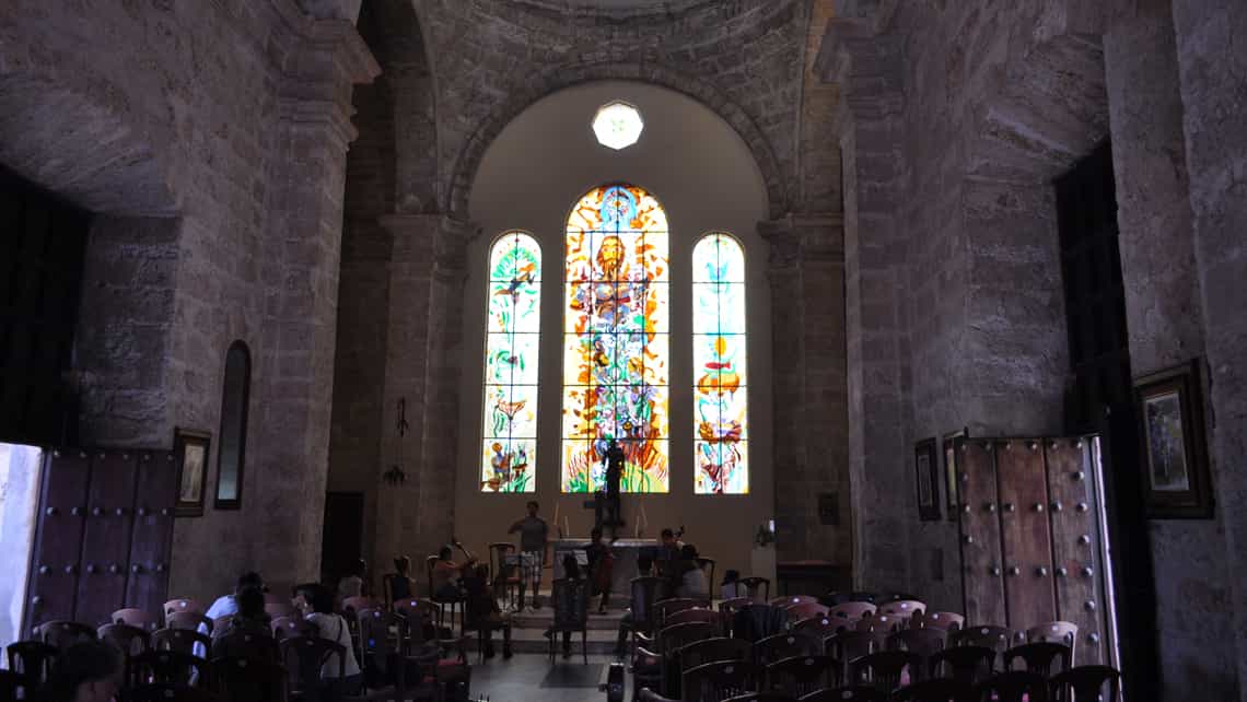 Conjunto de musica antigua ofrece un concierto en el interior de la Iglesia de Paula