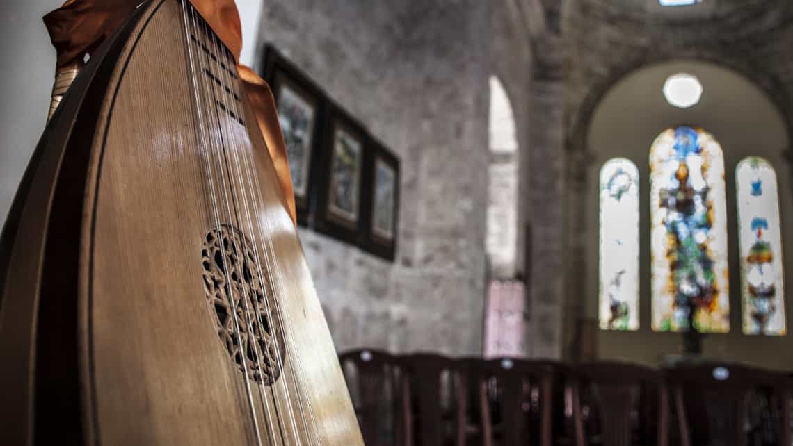 Detalle de instrumento musical en el interior de la Iglesia de Paula