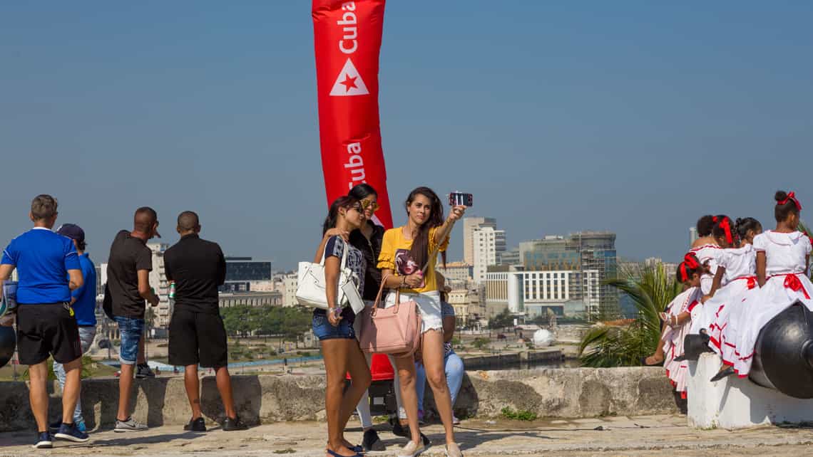 Turistas y locales disfrutan las vistas de La Habana desde la Fortaleza del Morro  