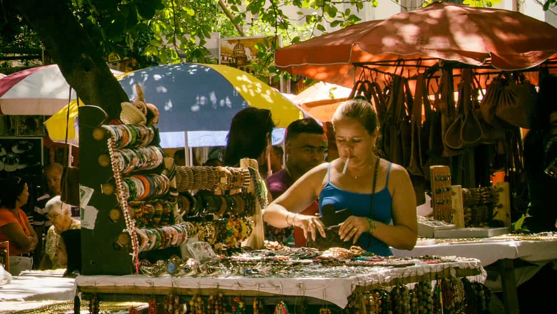 Gran variedad de carteras de cuero entre otros articulos artesanales en la feria de artesania de La Rampa