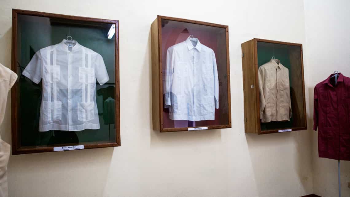 Clasicas guayaberas cubanas en el museo dedicado a esta prenda en Sancti Spiritus
