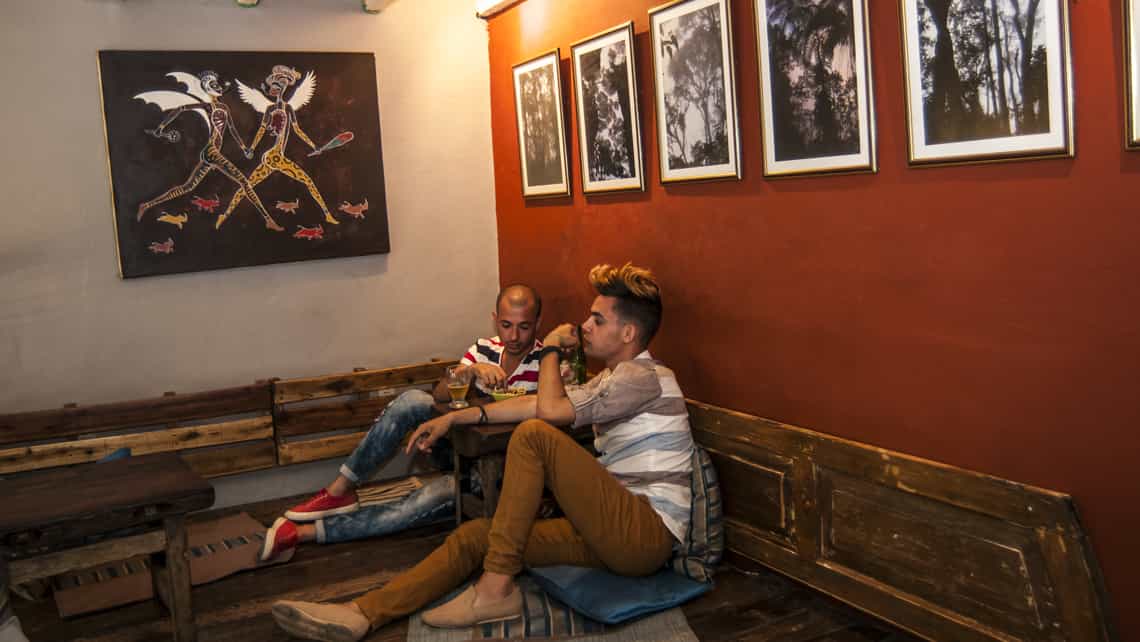 Jovenes compartiendo en el Cafe Galeria Mamaine