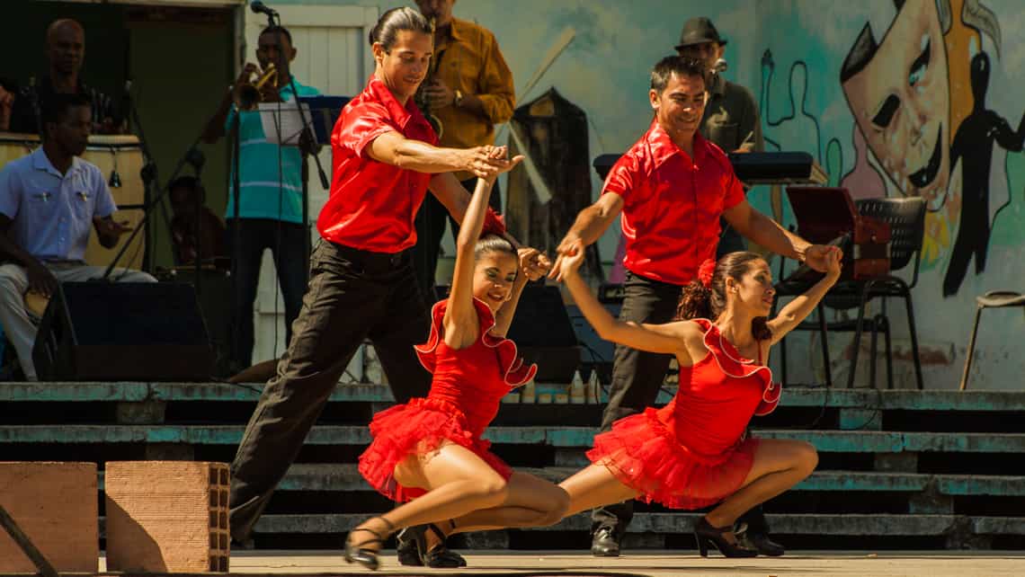 Parejas de bailadores cubanos