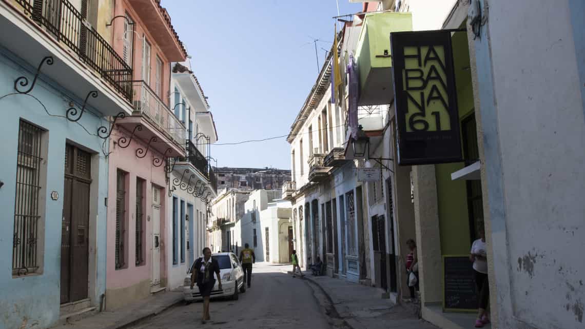 Cartel que indica la entrada de la paladar Habana 61