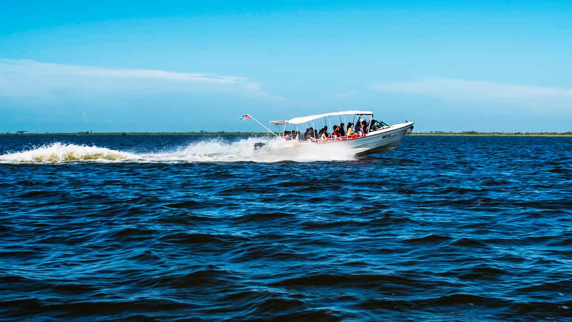Lancha con buzos a bordo se dirige a uno de los puntos de inmersion del occidente cubano