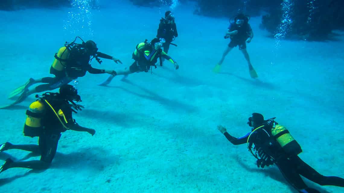 Buzos interactuan bajo el agua en uno de los puntos de inmersion del sur de Matanzas