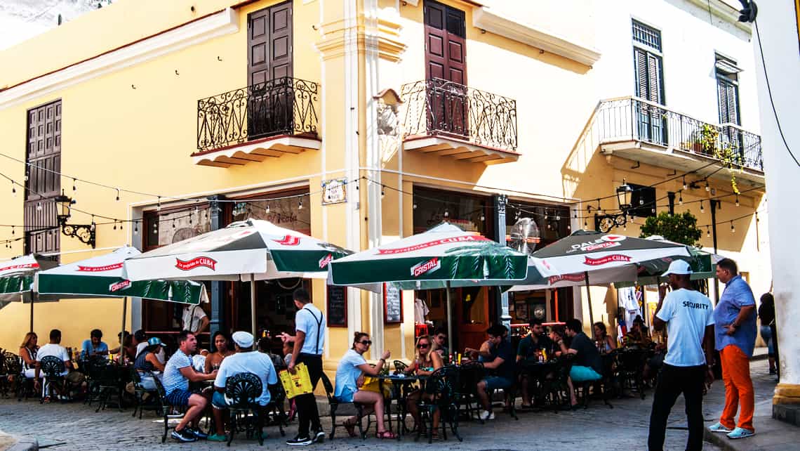Turistas y locales disfrutan las ofertas del bar restaurante La Vitrola