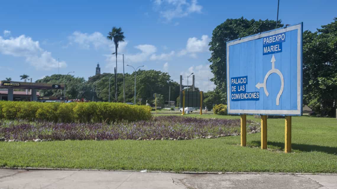 Senal que indica la direccion a Pabexpo y el Palacio de las Convenciones de La Habana