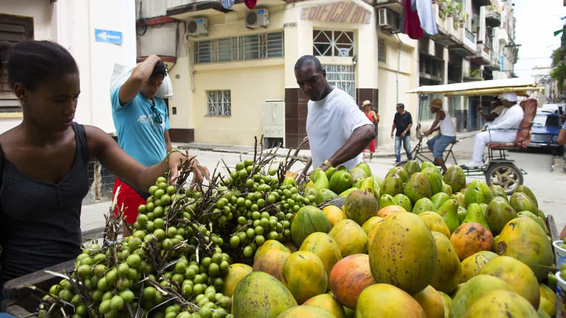 Un vendedor ambulante o carretillero vende su mercancia por las calles de La Habana 