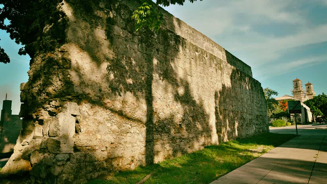 Fragmento de la antigua Muralla de La Habana con la Estacion Central de Ferrocarriles al fondo