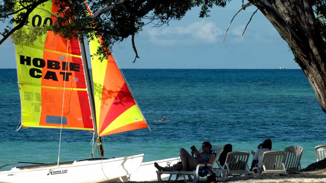 Turistas disfrutando en Playa Guardalavaca