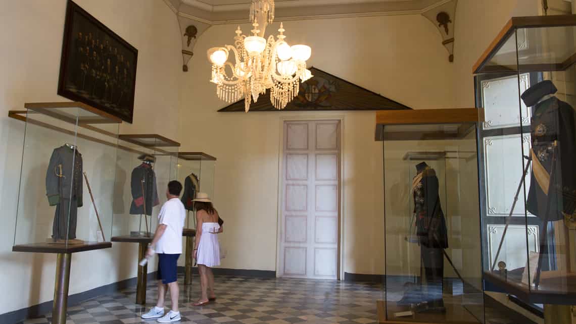 Turistas observan objetos de valor historico en las vitrinas de una de las salas del Palacio de los Capitanes Generales
